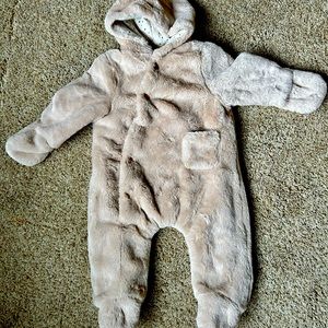 Furry onesie zara 3-6 months, perfect condition. Warm baby suit.